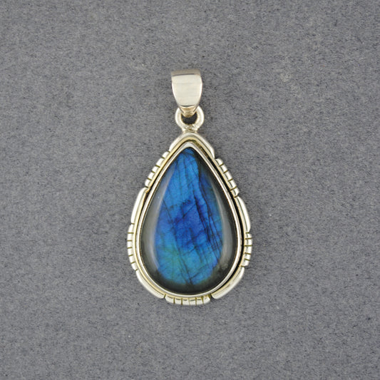 Sterling Silver Labradorite Detailed Teardrop Pendant